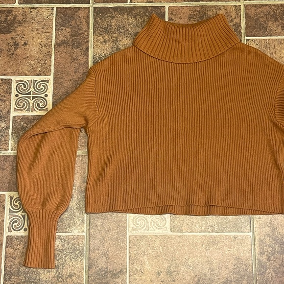 Cropped turtleneck sweater - Picture 2 of 6